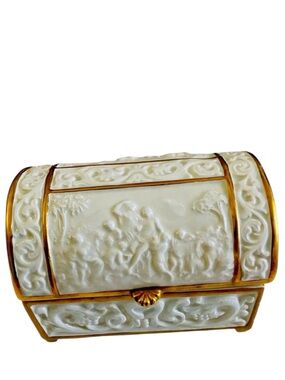 Vintage Capo Impero Ardalt Trinket Covered Dresser Box Scallop Cream Embossed
